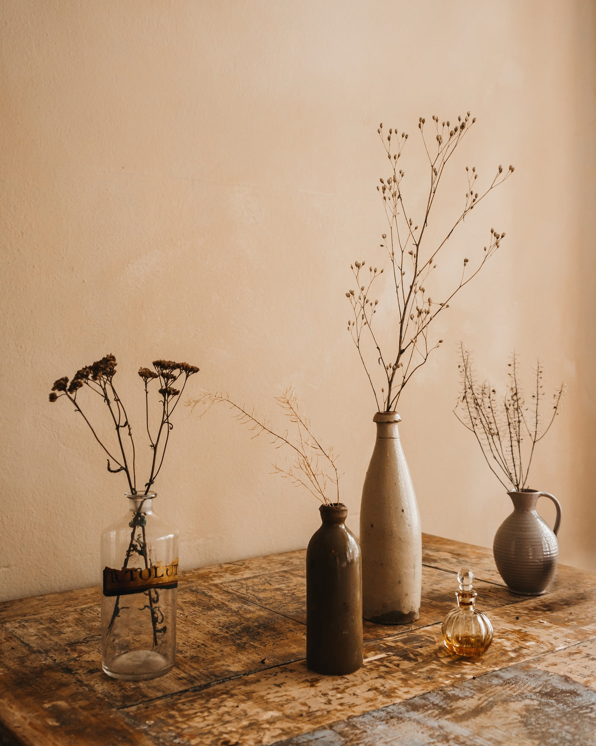 A wall finished in Bauwerk Colour Dune limewash, showing it's neutral tone. | © Bauwerk Colour