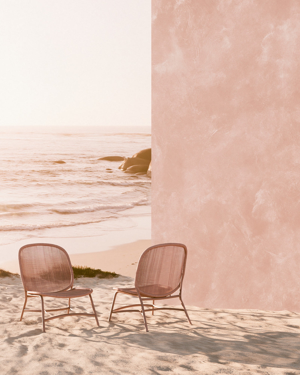 An exterior beach house wall finished in Bauwerk Colour Malibu limewash, showing it's pink tone and texture. | © Bauwerk Imagined